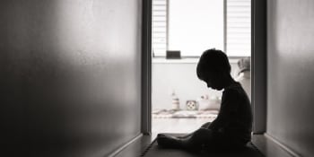 Otřesný případ týrání: Rodiče utrápili syna hlady. Vychrtlé tělo našla policie mezi výkaly