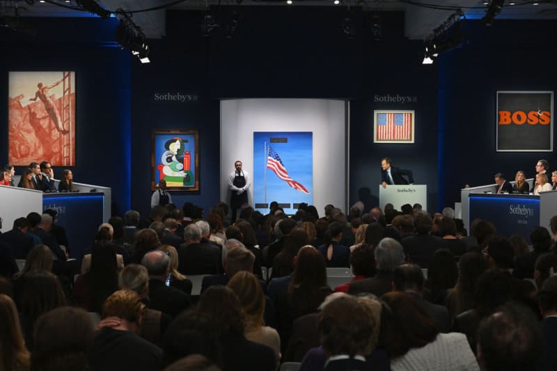 V aukční síni Sothebys v New Yorku se vydražil obraz Žena s hodinkami španělského malíře Pabla Picassa.