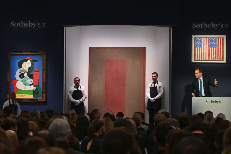 V aukční síni Sothebys v New Yorku se vydražil obraz Žena s hodinkami španělského malíře Pabla Picassa.