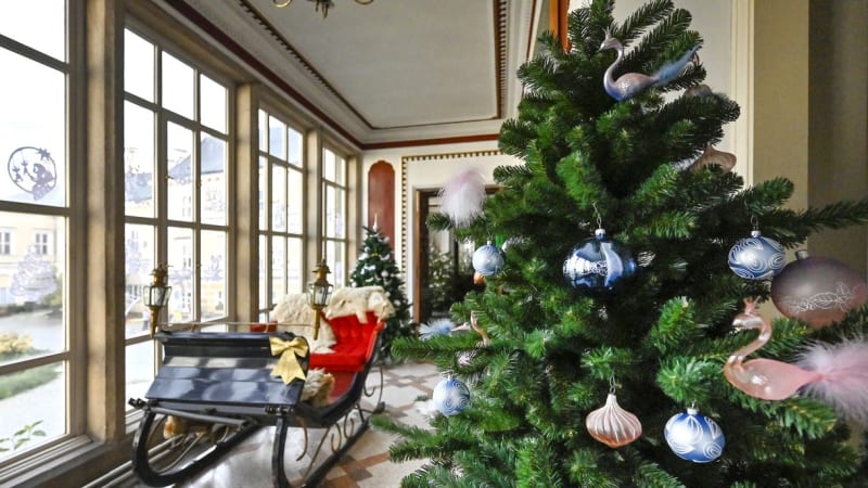 Tip na výlet: Na zámku ve Světlé nad Sázavou už mají Vánoce. A od prosince i korunovační klenoty
