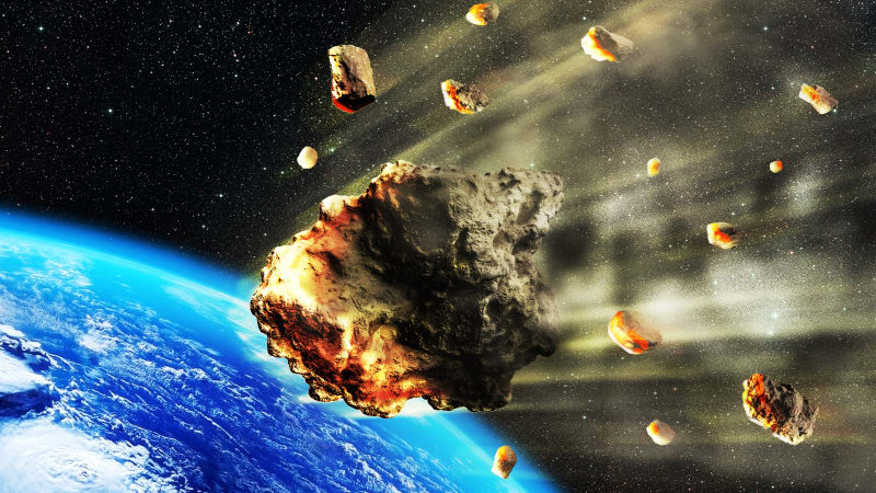 Země zažila gigantický nálet asteroidů. Video ukazuje smršť, která po sobě zanechala 22 000 kráterů