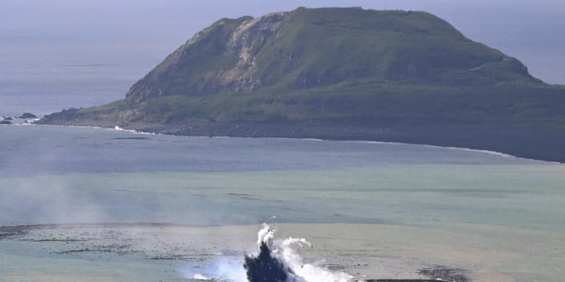 Poblíž Iwodžimy se z moře vynořil nový ostrov. V pozadí hora Suribači, o kterou sváděli Američané na jaře 1945 tvrdé boje s Japonci