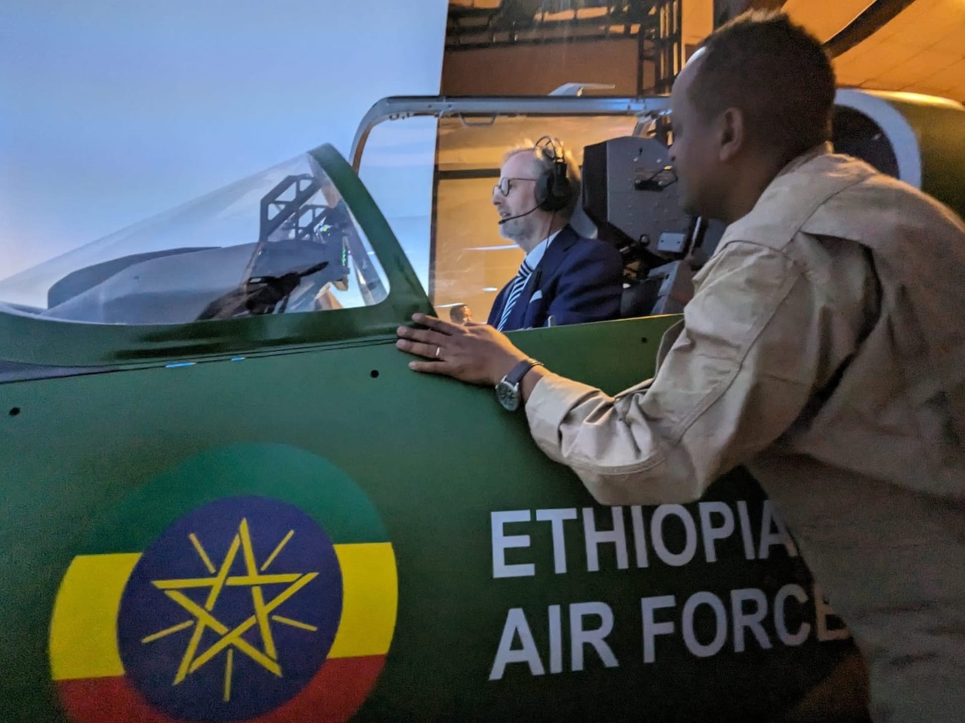 Premiér Petr Fiala (ODS) si v Etiopii vyzkoušel letecký simulátor (5. 11. 2023)