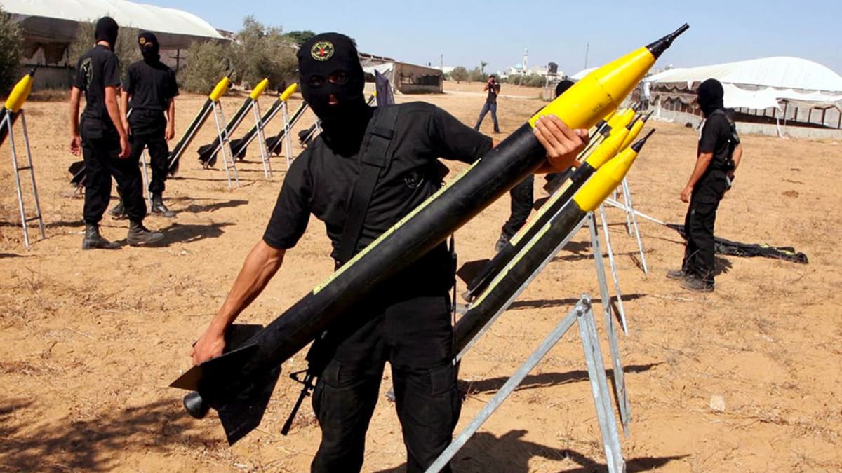 Palestinský militant s raketou Kassám