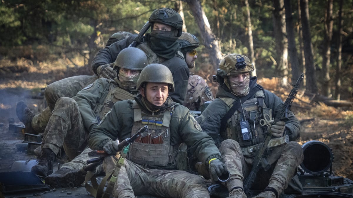 Ukrajinští vojáci z útočné brigády Burevij během cvičení na severu země