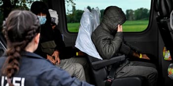 Bez řidičáku převezl do Německa na třicet migrantů. 15letý pašerák si ale trest odpykat nemusí
