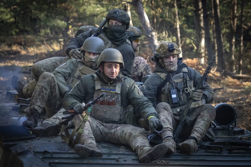 Ukrajinští vojáci z útočné brigády Burevij během cvičení na severu země