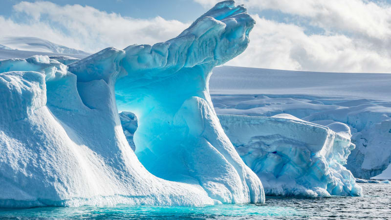 Pod ledem Antarktidy je starobylá krajina. Skrývala se 14 milionů let a víme o ní méně než o Marsu