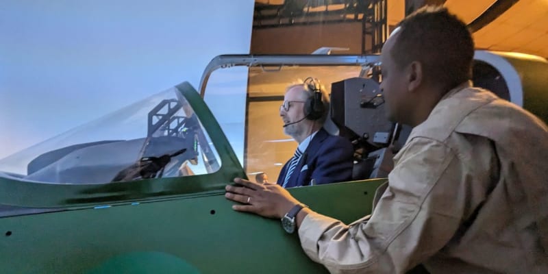 Premiér Petr Fiala (ODS) si v Etiopii vyzkoušel letecký simulátor (5. 11. 2023)