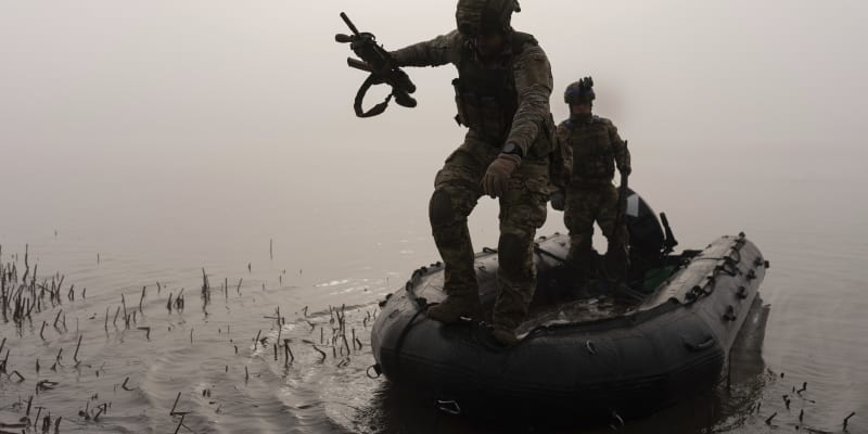 Ukrajinští vojáci plavící se na člunu přes řeku Dněpr nedaleko frontové linie