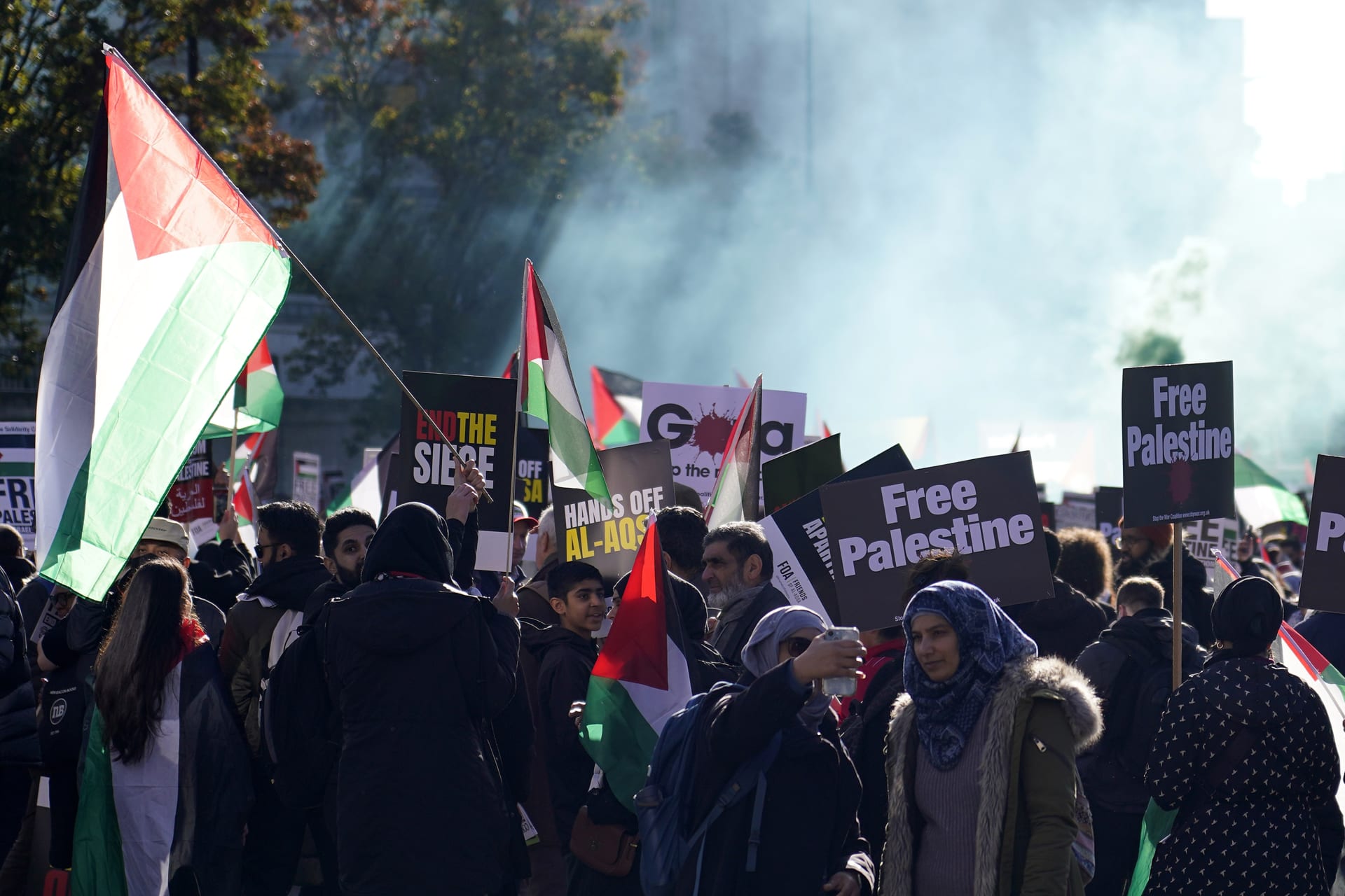 V Londýně se za velké účasti policistů koná pochod na podporu Palestinců.
