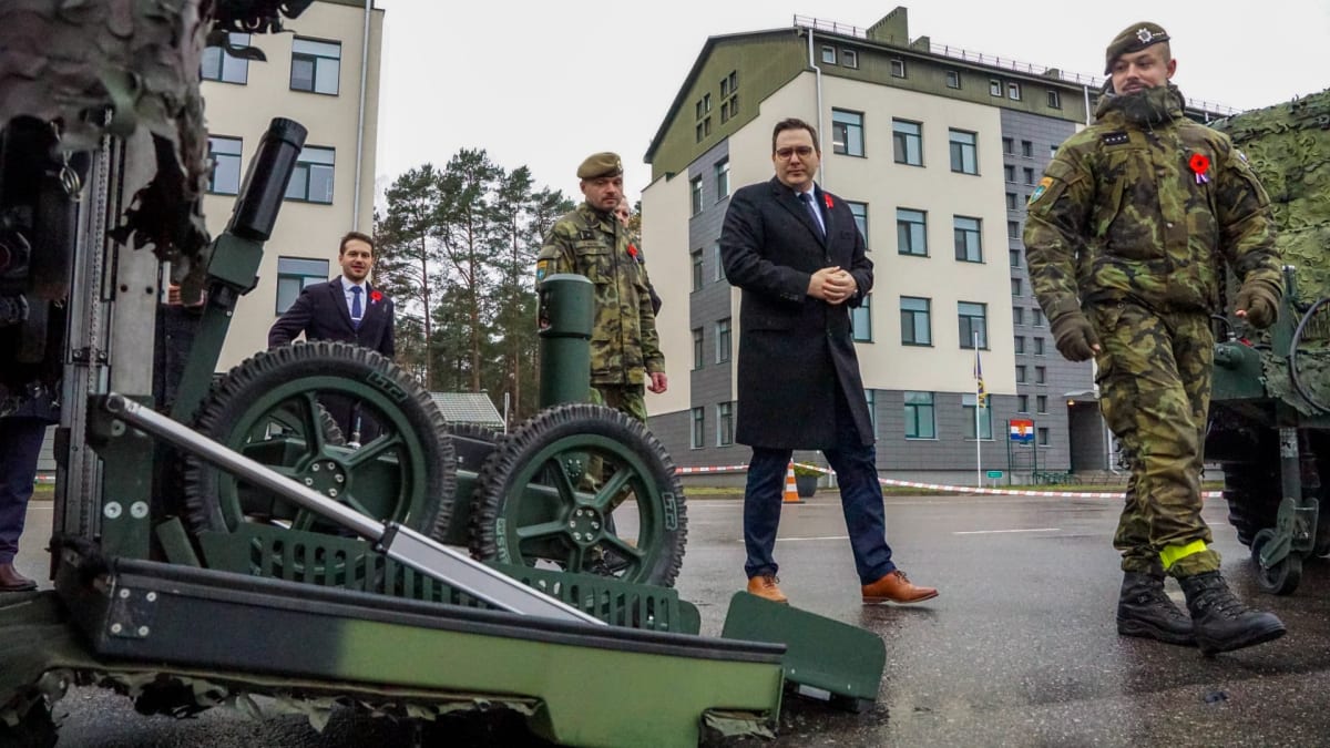 Ministr zahraničí Jan Lipavský se podíval na základnu NATO v litevské Rukle, kde působí i čeští vojáci.