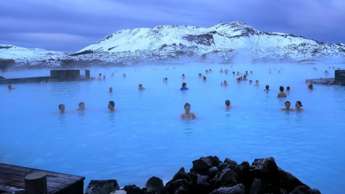 Návštěvníci v geotermálních lázních Modrá laguna na Islandu