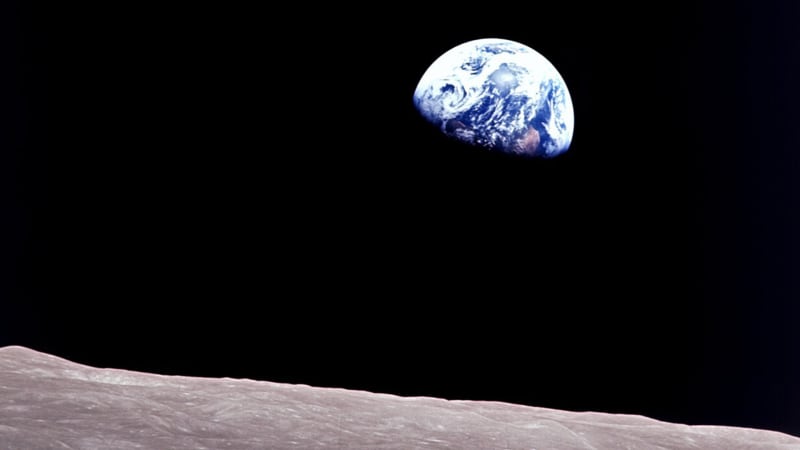 Ikonický snímek ukazuje Zemi vykukující zpoza měsíčního povrchu.