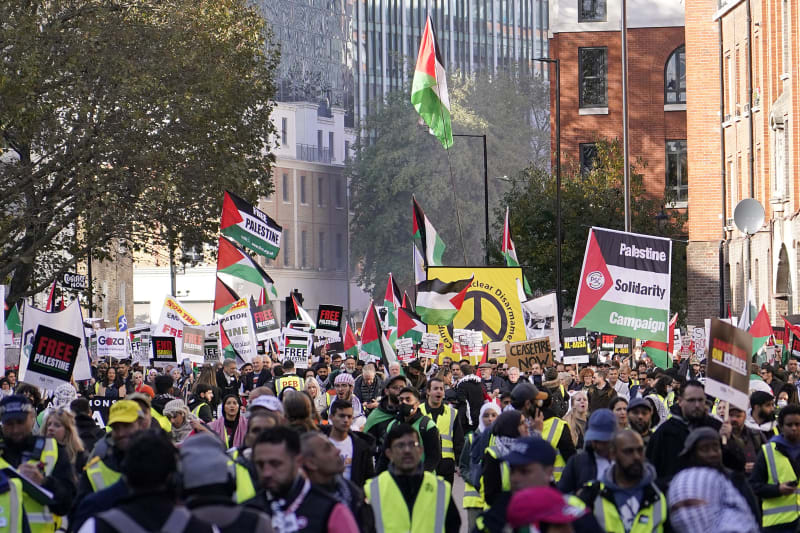 V Londýně se za velké účasti policistů koná pochod na podporu Palestinců.