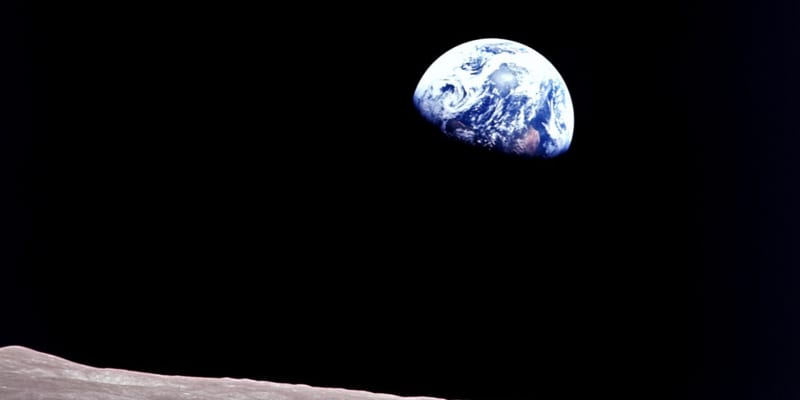 Ikonický snímek ukazuje Zemi vykukující zpoza měsíčního povrchu.