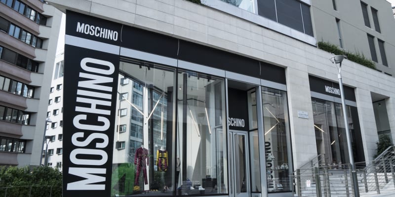 Obchod Moschino s ikonickým logem