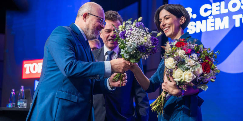 Ministr zdravotnictví Vlastimil Válek gratuloval předsedkyni TOP 09 Markétě Adamové Pekarové ke znovuzvolení šéfkou strany. 
