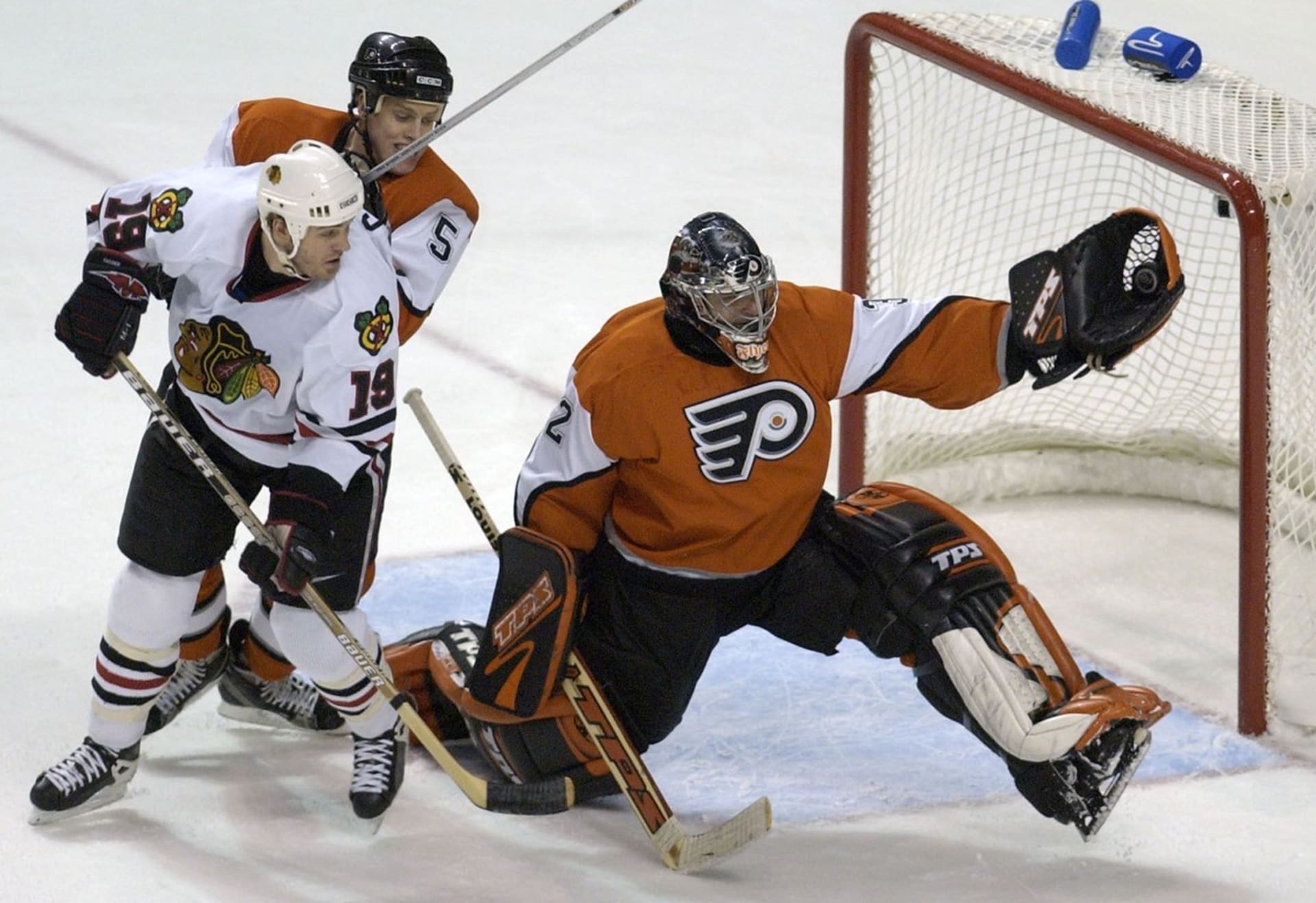 Hokejový brankář Roman Čechmánek hájící barvy Philadelphia Flyers