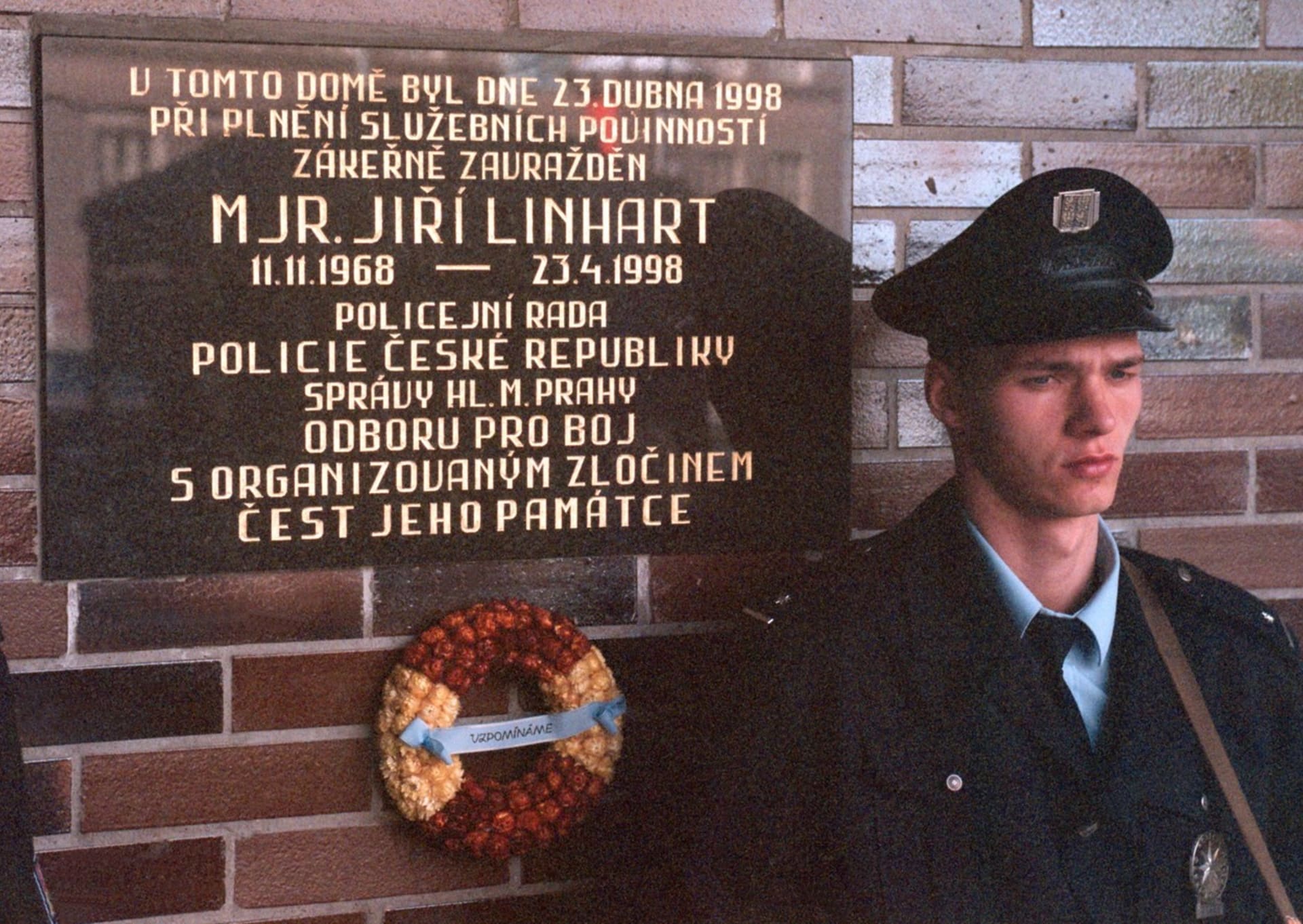 Pamětní deska na paneláku v Žižkově, kde Jiří Linhart podlehl svým zraněním.
