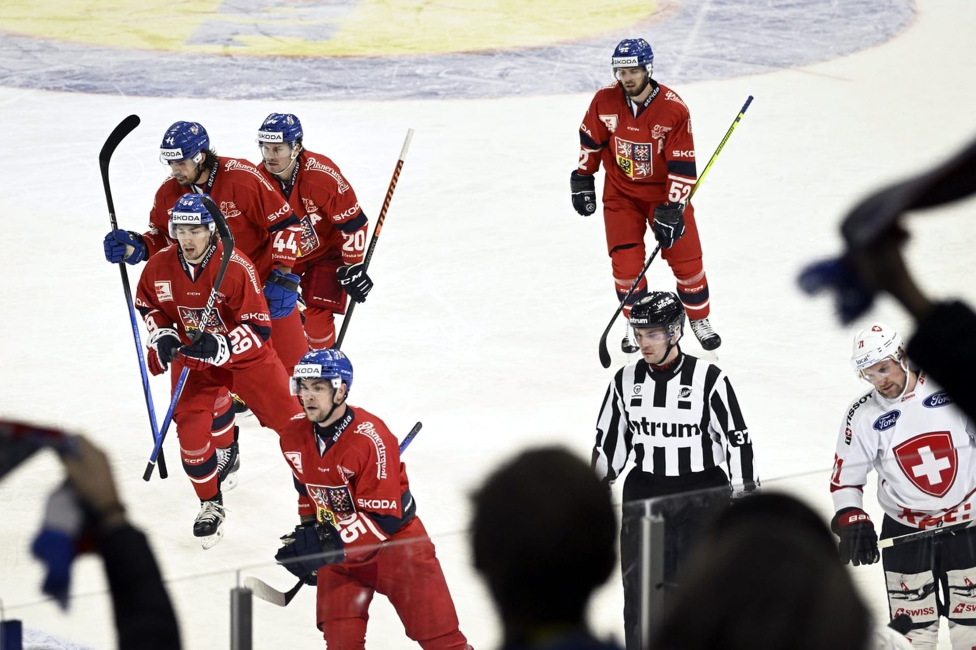 Česká hokejová reprezentace zvítězila i nad Švýcary (12. 11. 2023).