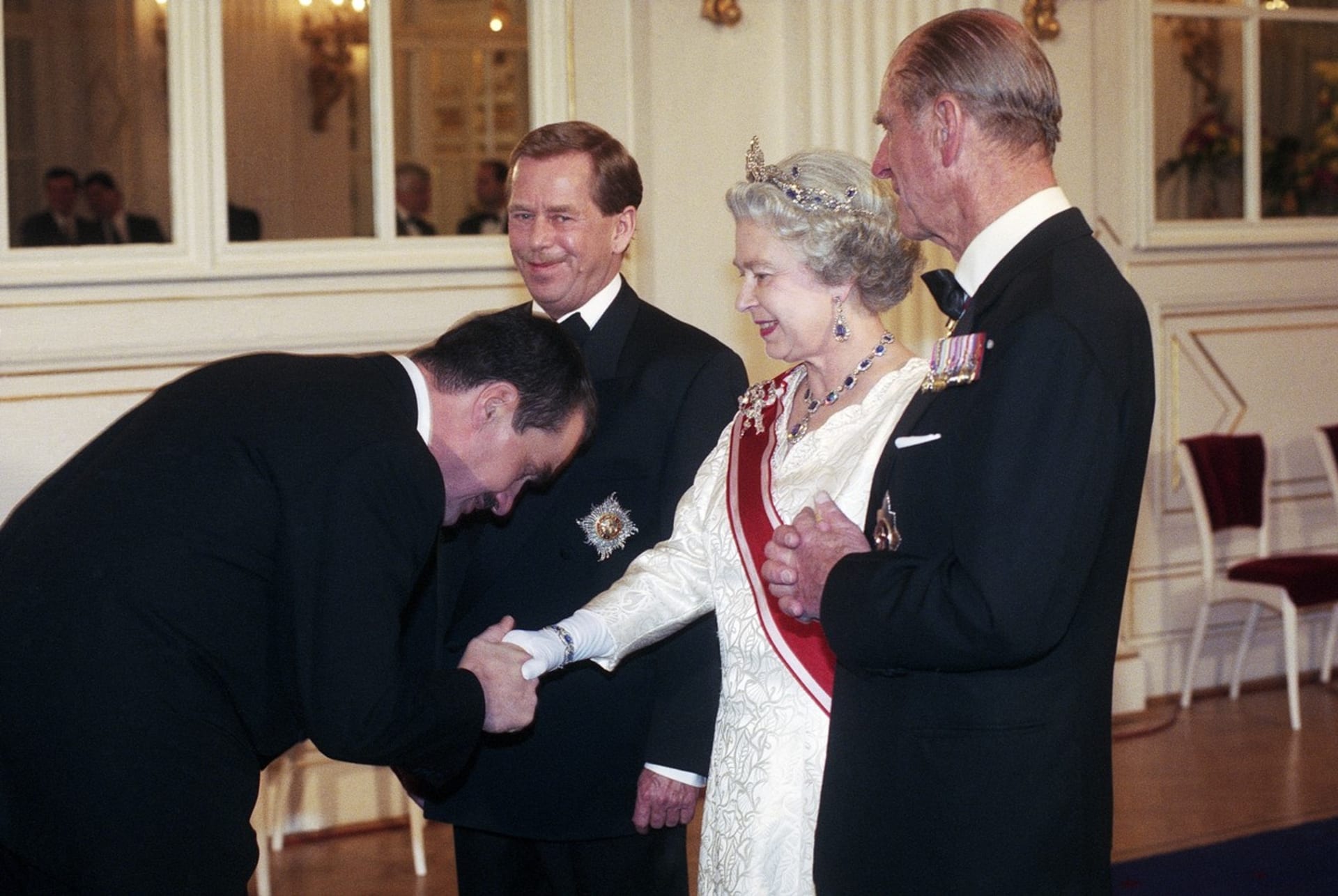 Karel Schwarzenberg se během svého života setkal dvakrát s britskou královnou Alžbětou II.