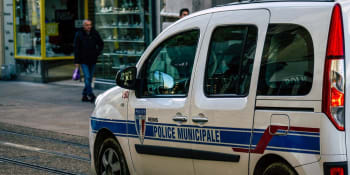 Francie v šoku. Agresor znásilnil 75letou ženu v jejím domě, invalidní manžel nemohl zasáhnout