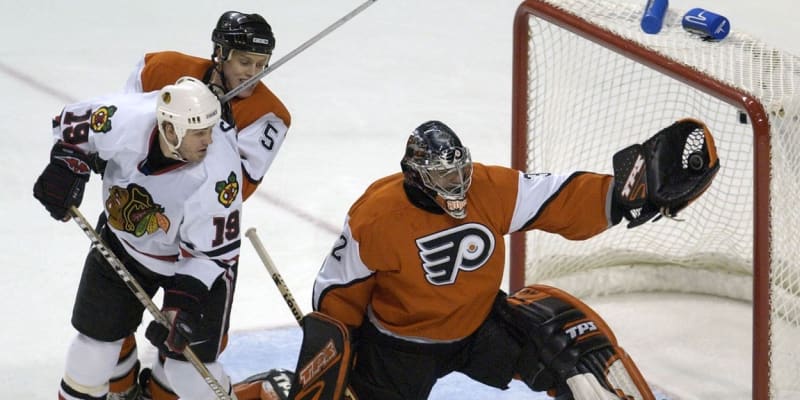Hokejový brankář Roman Čechmánek hájící barvy Philadelphia Flyers.