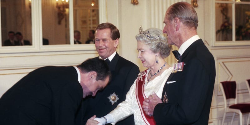 Karel Schwarzenberg se během svého života setkal dvakrát s britskou královnou Alžbětou II.
