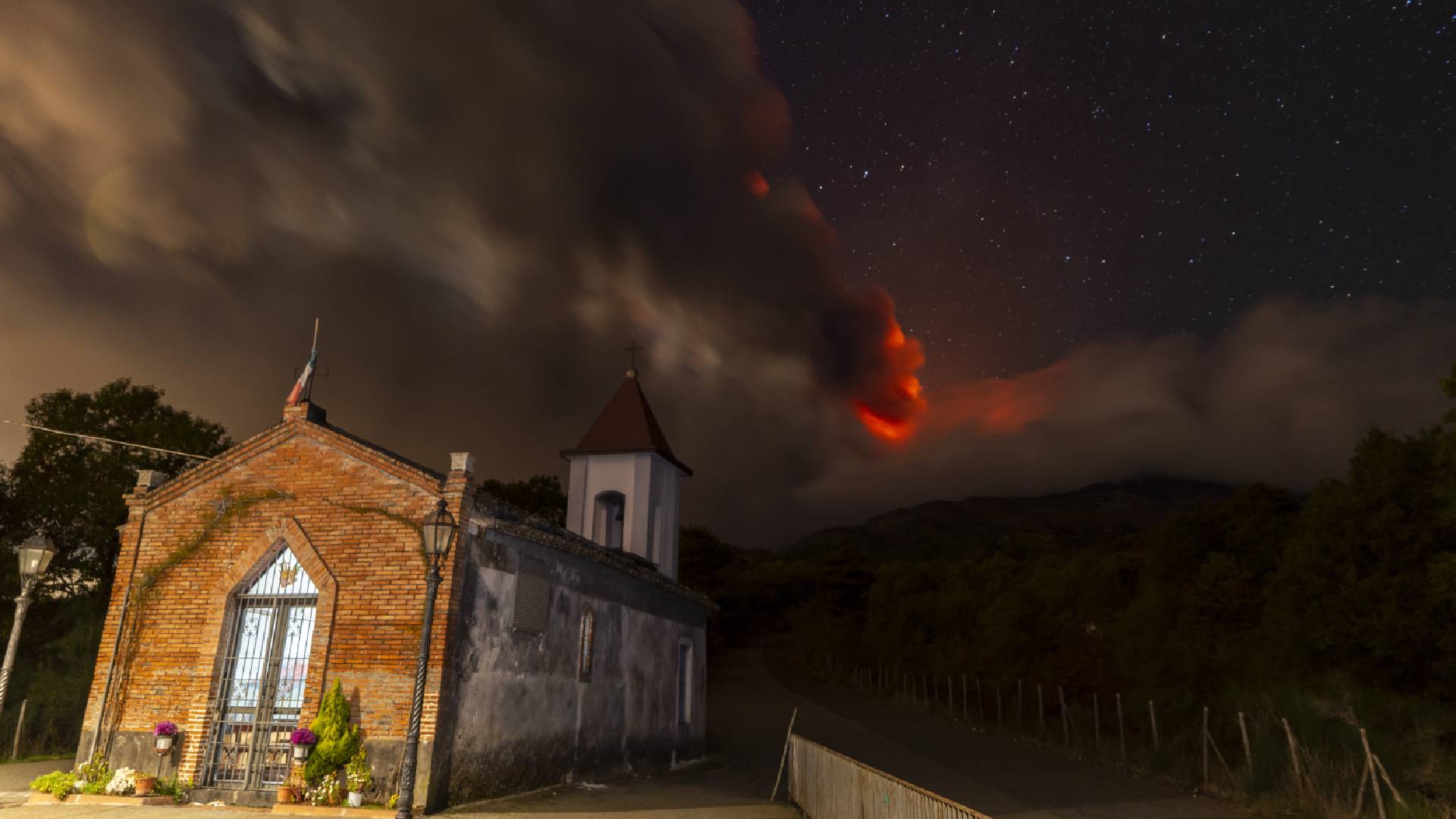 Kostelík v Magazzeni, kde se jako zázrakem zastavila láva při erupci Etny v roce 1928
