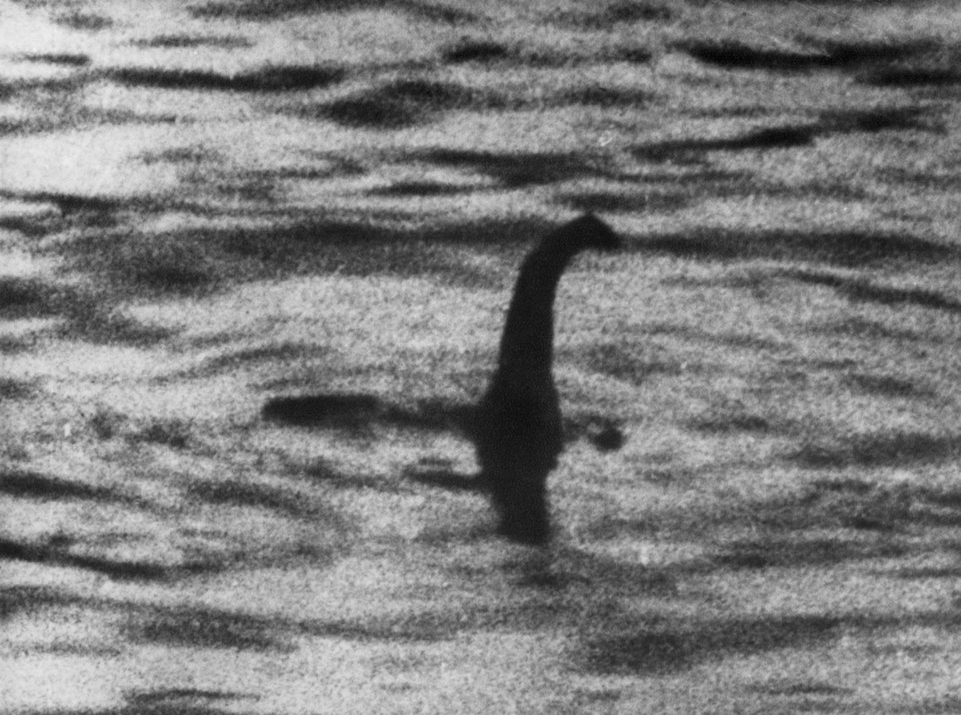 První údajná fotografie příšery z jezera Loch Ness z roku 1933