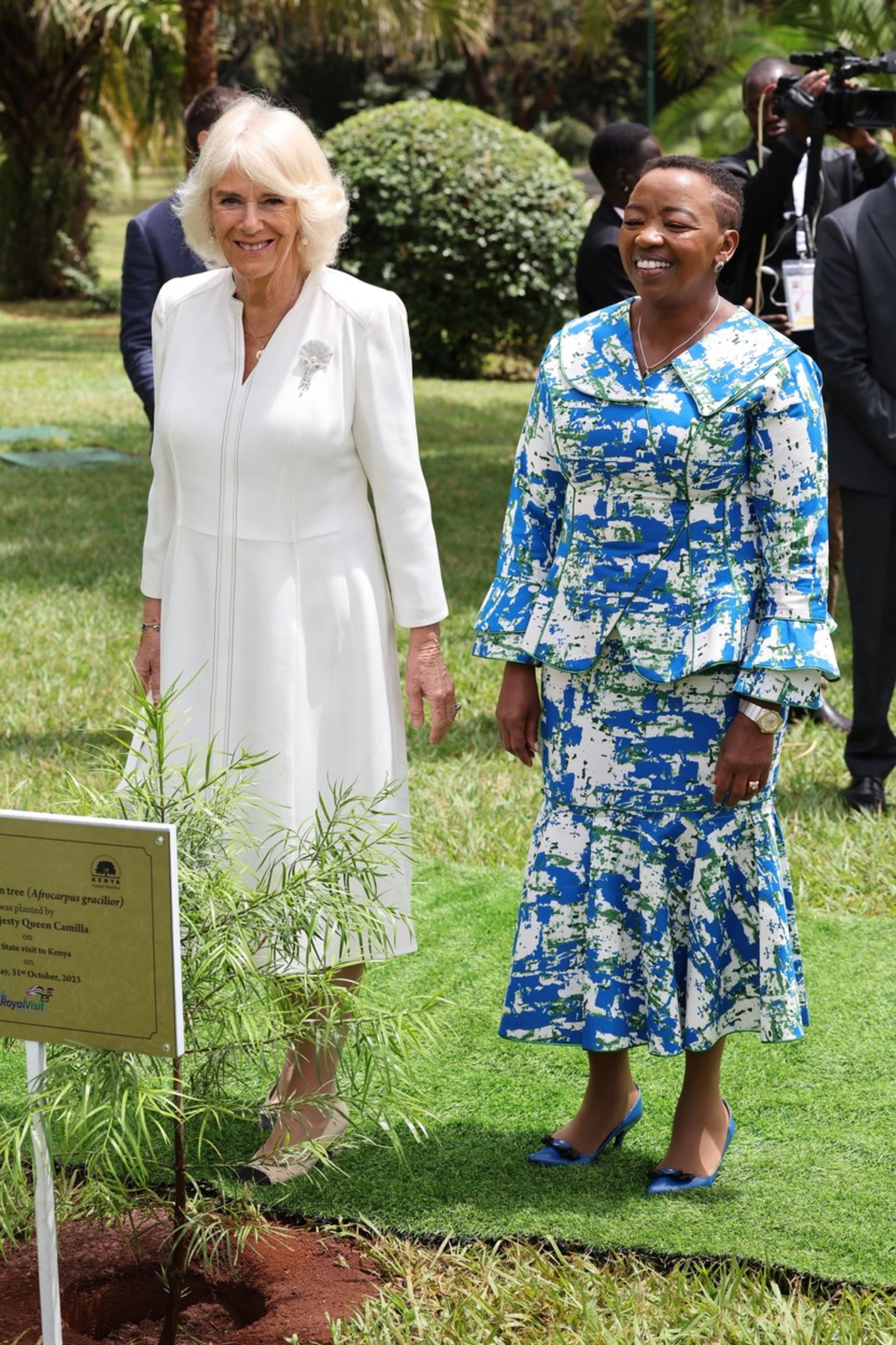 Brož královna Camilla vynesla v Keni.