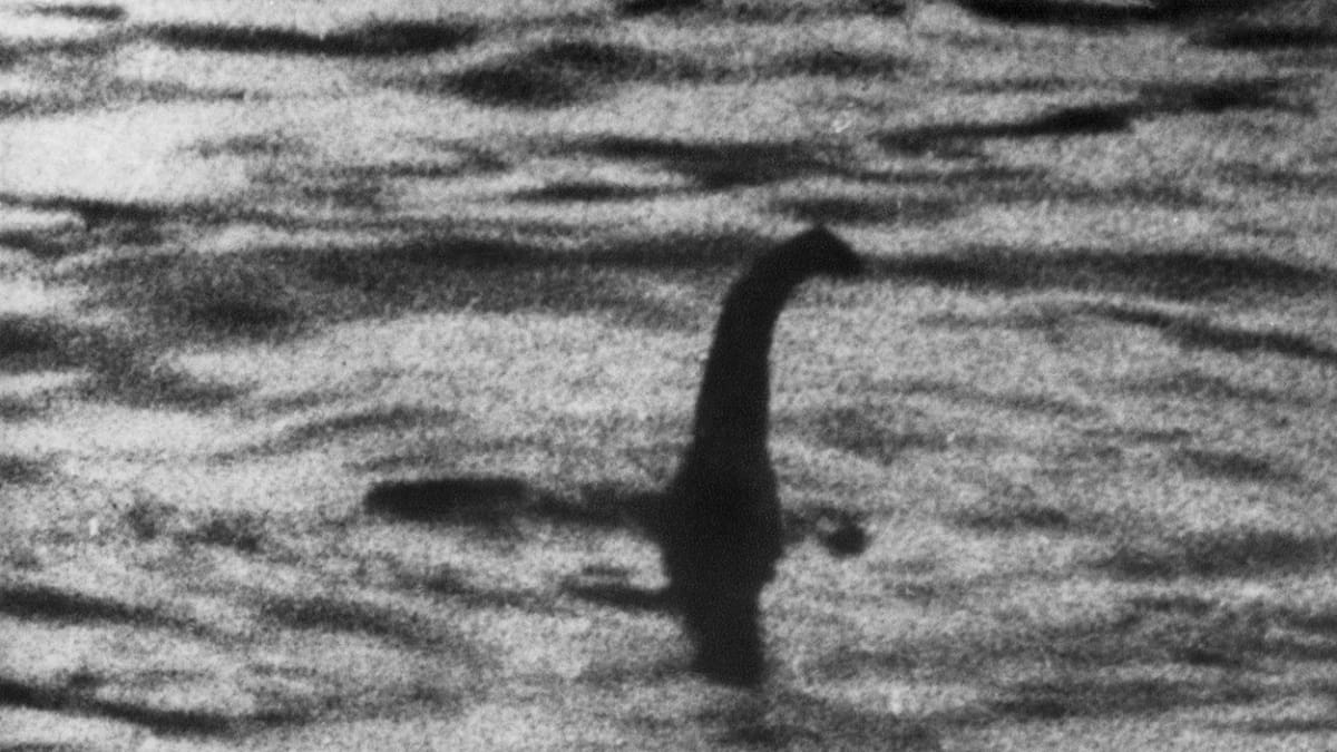 První údajná fotografie příšery z jezera Loch Ness z roku 1933