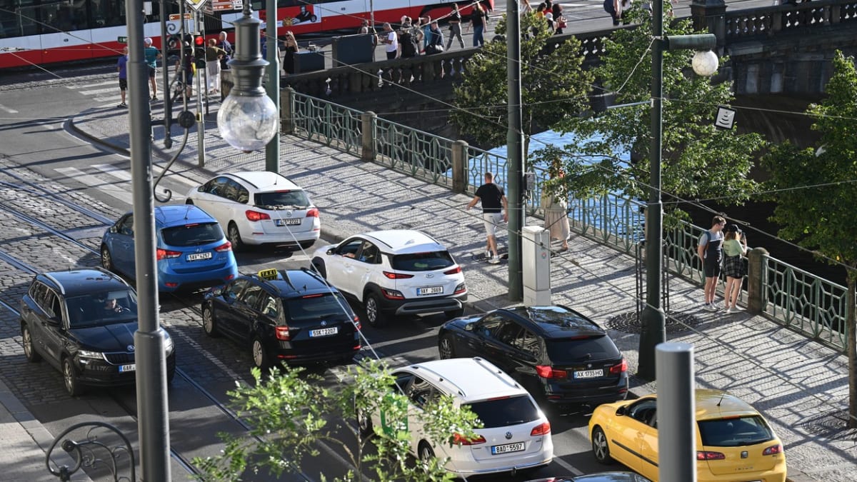 Vjezd aut do některých ulic v centru Prahy by se měl zpoplatnit.