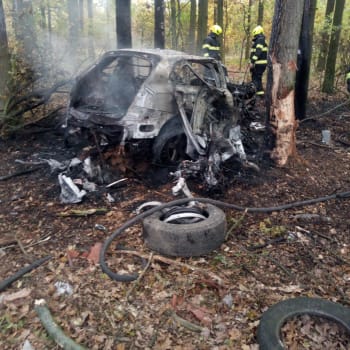 Páteční nehodě na Hradecku zřejmě předcházela vražda,auto po nárazu začalo hořet