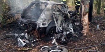 Zvrat v tragédii u Hradce: Muž naložil zabitou manželku do auta, po nárazu do stromu zemřel
