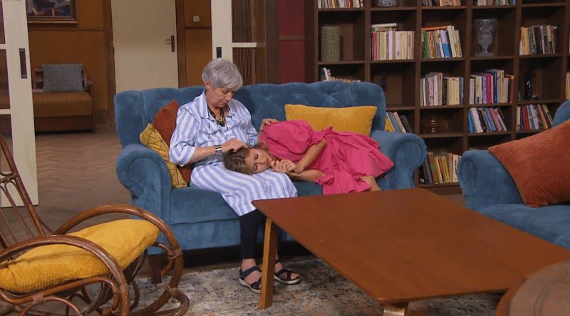 Nešťastnou vnučku utěšuje babička Kateřina. 