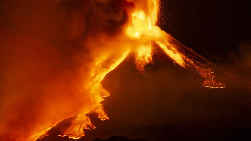 Takhle Etna soptila v roce 2021.