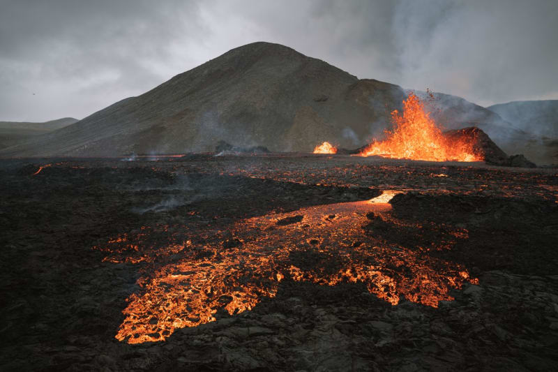 Sopka Fagradalsfjall se po 800 letech probudila v roce 2021.