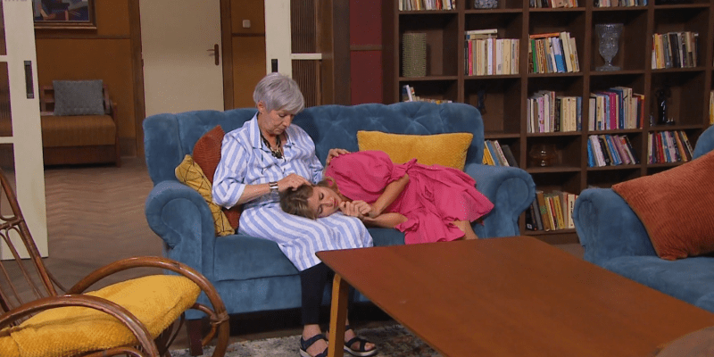 Nešťastnou vnučku utěšuje babička Kateřina. 