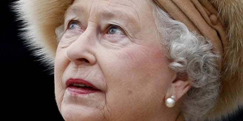 Královna Alžběta II. v broži za téměř milion korun