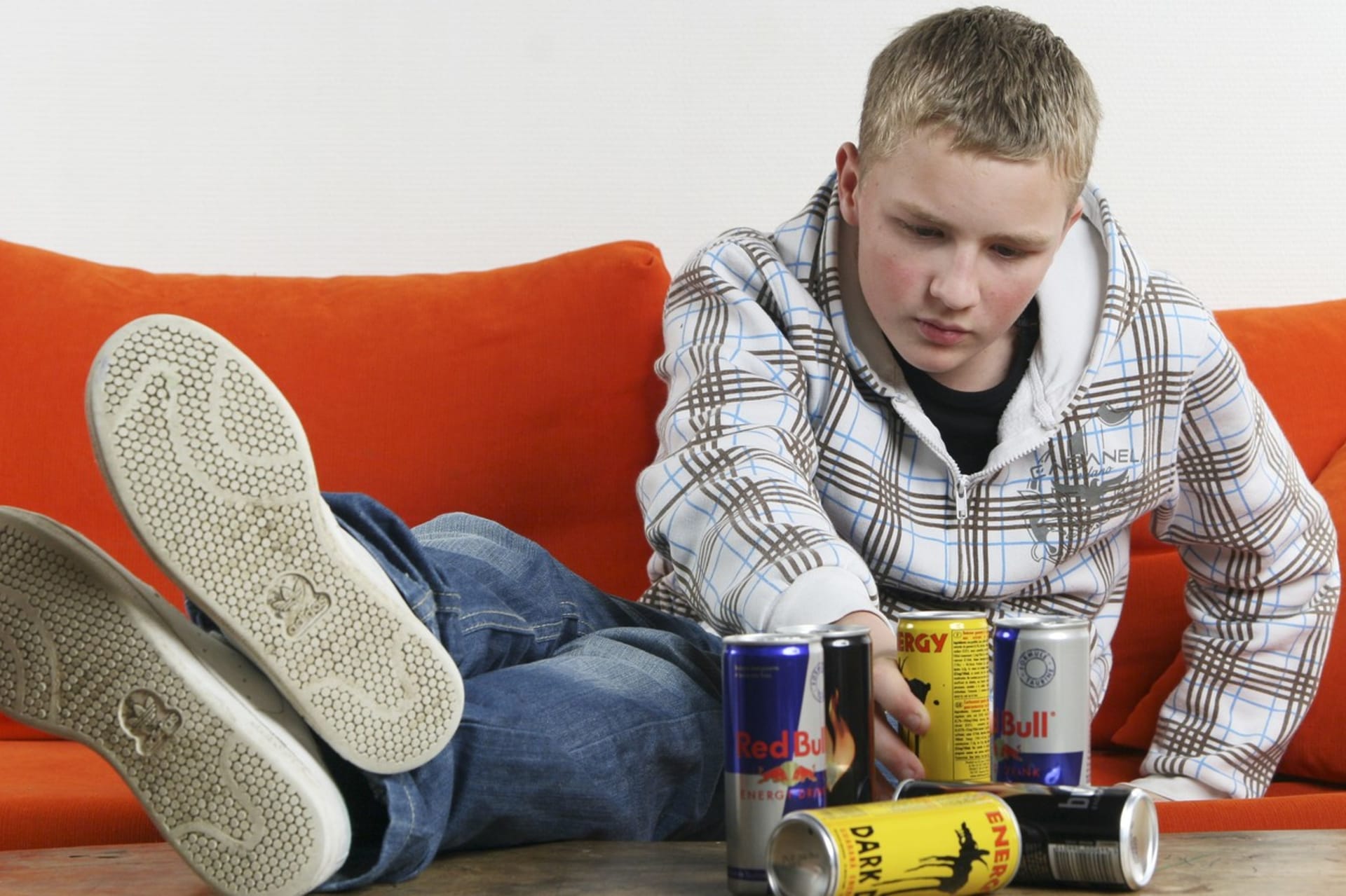 Například v Litvě a Lotyšsku už je prodej energetických nápojů dětem zakázán. V Česku se zatím diskutuje.