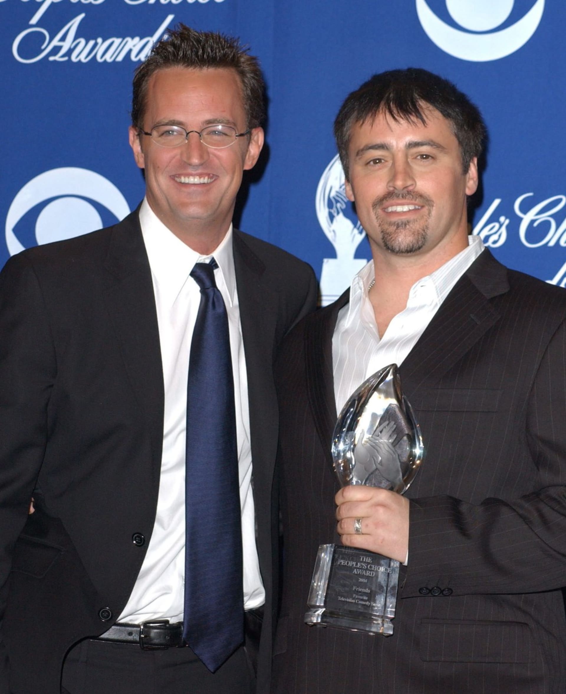Perry a LeBlanc přebírají jednu z nespočtu o cen, které sitcom Přátelé získal (2004).