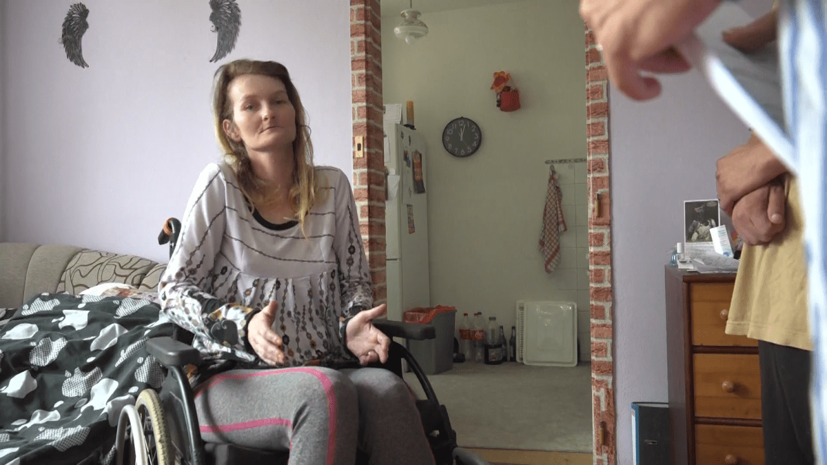 Žena na invalidním vozíku přišla o ošetřovné.