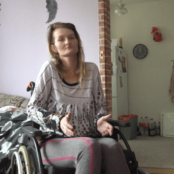 Žena na invalidním vozíku přišla o ošetřovné.