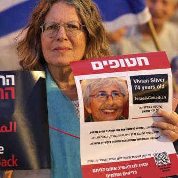 Demonstrantka drží plakát s podobiznou izraelsko-kanadské Vivian Silverové.