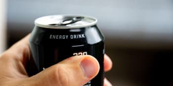 Omezme dětem energetické nápoje, říká poslanec Flek a navrhuje speciální „cukrovou daň“