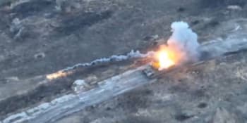 Záběry demolice ruských obrněnců. Okupanty drtí nálety ukrajinských sebevražedných dronů