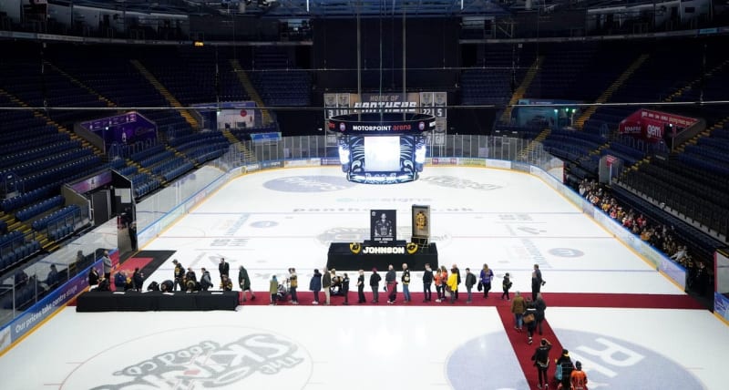 Hokejový tým Nottingham Panthers se rozloučil se svým hráčem Adamem Johnsonem přímo na ledě.