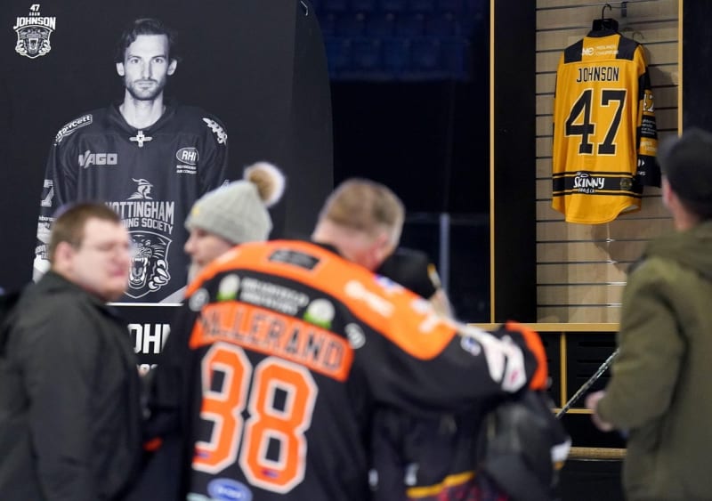 Hokejový tým Nottingham Panthers se rozloučil se svým hráčem Adamem Johnsonem přímo na ledě.